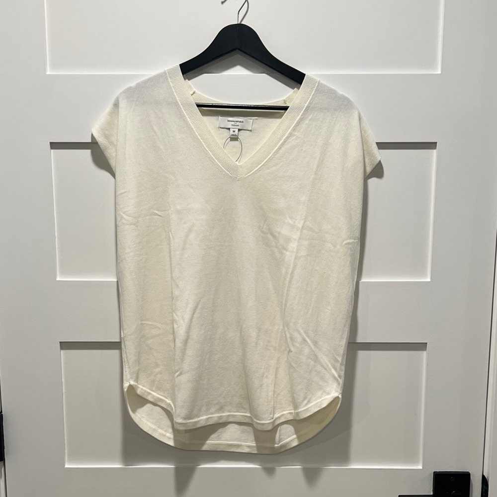 NWT - White/Cream V-Neck Short Sleeve Top - Size M